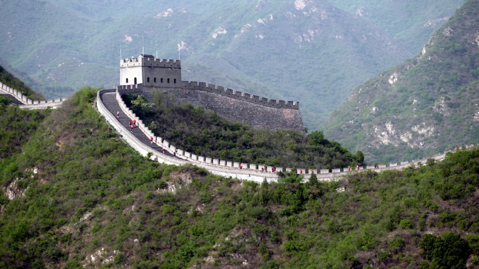 Grande Muraille avec visiteurs et développement touristique